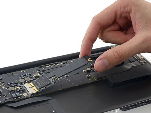 国外知名拆解网站iFixit决定将新款11英寸和新款13英寸的MacBook Air的SSD速度对比一下，结果发现13英寸MBA新机的SSD性能，确实要快上近一倍。